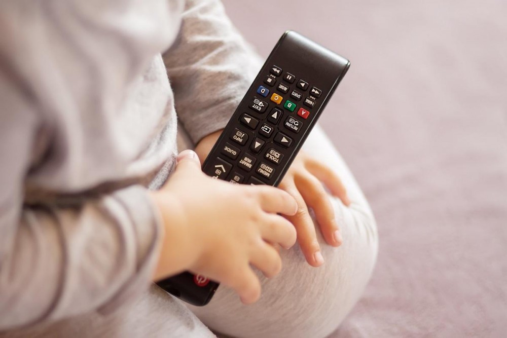 Durere fără margini. O fetiţă de doi ani a murit după ce a înghiţit bateriile de la telecomandă